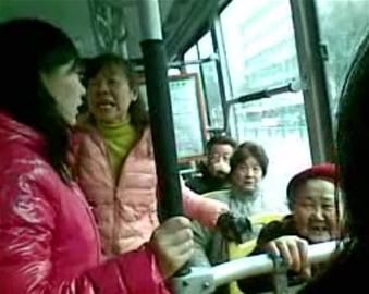 女孩沒(méi)給老太讓座被人批。