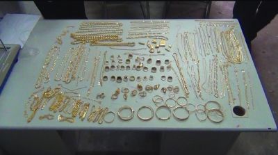 警方追回的被搶金首飾，有172件，2200多克。其余的都被嫌疑人變賣，用來購買手機的汽車。