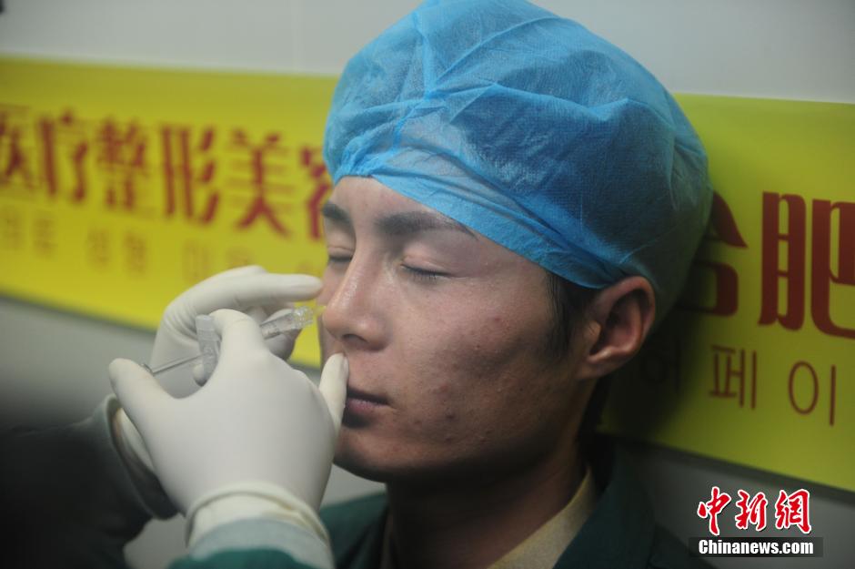 安徽小伙欲整形成“雷鋒” 安徽小伙欲整形成“雷鋒”