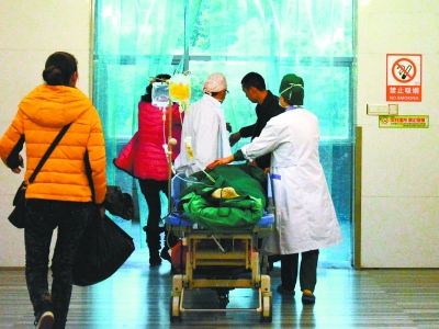 受傷女孩做完手術(shù)被送往重癥監(jiān)護(hù)室。記者楊濤 攝