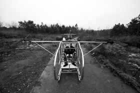 3月12日，汨羅白塘鄉(xiāng)趕洲村，李厚勝坐在他的“魚鷹直升機”上。圖/記者謝長貴