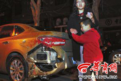 豐慶路226號(hào)的足浴店起火殃及樓下車(chē)輛，一個(gè)車(chē)主將車(chē)搶救出來(lái)后仍驚魂未定