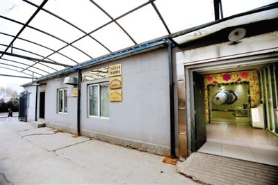 2月25日，北京石景山醫(yī)院，太平間旁的一間辦公室外掛有“八寶山殯儀館石景山醫(yī)院服務(wù)站”的牌子。本版攝影/新京報(bào)記者 王叔坤