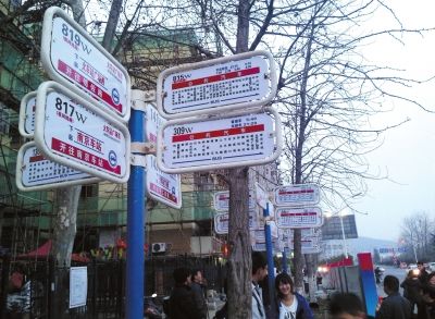 3月16日，江蘇省南京市，眾多乘客在“火車站廣場東”站臺候車。圖/東方IC