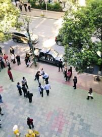 市民提供給賀偉的事發(fā)時(shí)雙方?jīng)_突照片。