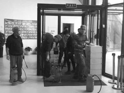 相關(guān)人員正在對(duì)園區(qū)消毒。讀者供圖