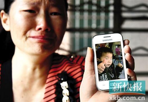 男童的舅媽拿著小益的照片,悲痛欲絕。 新快報記者 畢志毅 攝