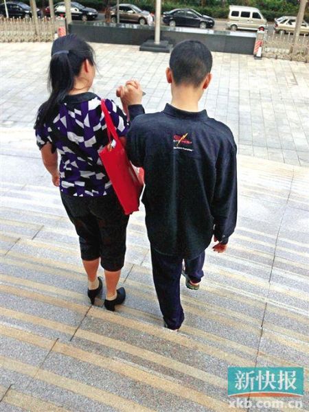 李星兒與媽媽蔣女士牽手走出法院。 新快報記者 張國鋒/攝