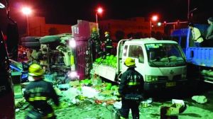 渣土車側(cè)翻在地，現(xiàn)場一片狼藉