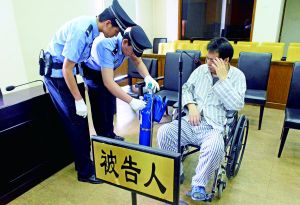 被告人李萬勇因病吸氧受審。首席攝影記者 吳寧/攝