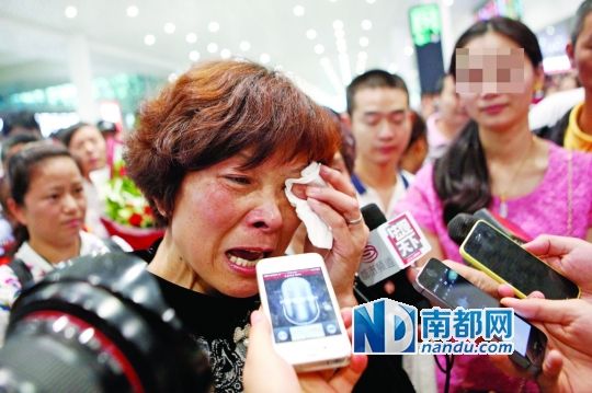 昨日，被拐25年的翁女士(粉紅色衣服者)與生母在深圳機場見面。