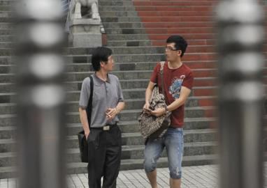 駱嘉文的父親一直陪同。