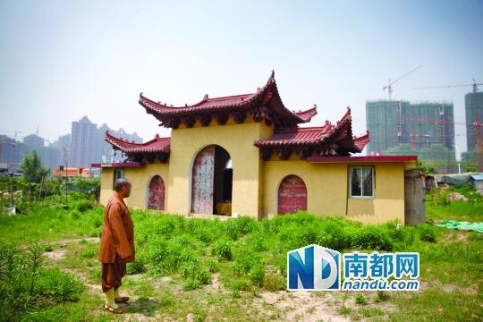 十里古寺2008年被拆,現(xiàn)在只剩下一個(gè)廟門。南都記者 陳志剛 攝