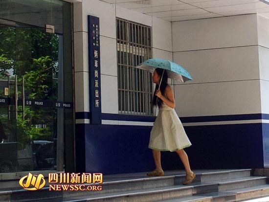 王女士在轄區(qū)派出所門前 王女士在轄區(qū)派出所門前