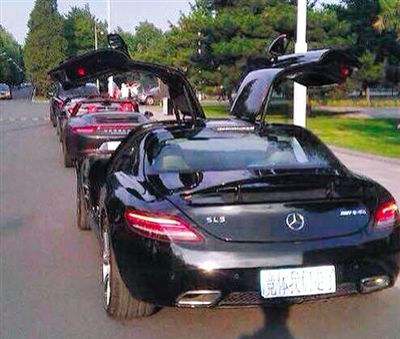 近日，一組“北體大畢業(yè)典禮豪車云集堪比車展”組圖在網絡爆紅。網絡截圖