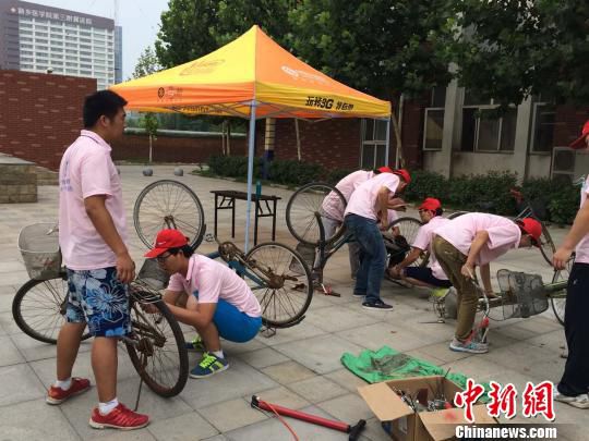 大學(xué)生復(fù)活300余輛“僵尸”自行車 建誠(chéng)信車棚