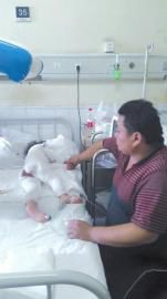 伏登順與女兒在一起。