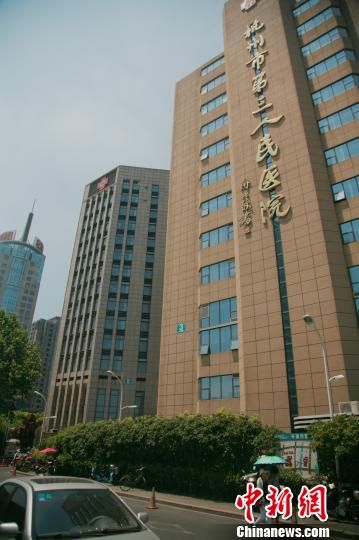 事發(fā)的醫(yī)院門口。 李晨韻 攝