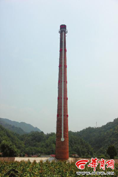 昨日中午，68米高的“溫度計”最上端，顯示著實時溫度