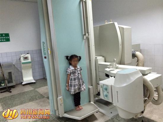 在醫(yī)院檢查的婷婷(鄧師傅供圖) 在醫(yī)院檢查的婷婷(鄧師傅供圖)