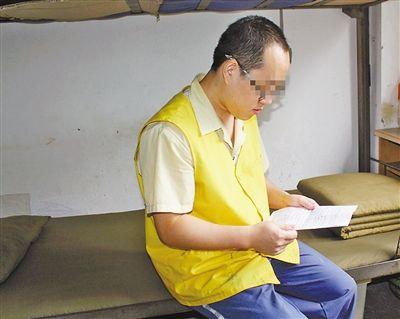 昨天，張文兵在看家書。 記者 鐘耕軍 攝