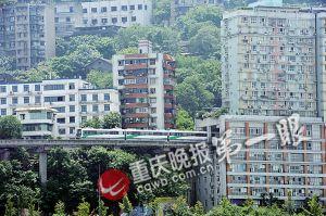 居民說(shuō)列車從樓棟中穿過(guò)時(shí)沒(méi)什么噪聲 居民說(shuō)列車從樓棟中穿過(guò)時(shí)沒(méi)什么噪聲