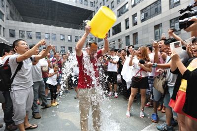 昨日，奇虎360董事長周鴻祎公開展現(xiàn)參加“冰桶”挑戰(zhàn)的“濕身”過程。新京報記者 侯少卿 攝