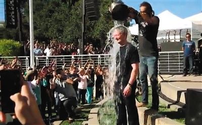 蘋果CEO蒂姆·庫克在自己公司的內(nèi)部活動上，讓自己來了個透心涼。邀請庫克參加游戲的是他的下屬、蘋果高級副總裁菲爾·席勒。