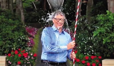 從蓋茨挑戰(zhàn)“冰桶”的視頻中可以發(fā)現(xiàn)微軟最新平板電腦Surface Pro 3的身影，網(wǎng)友稱蓋茨在做公益時還不忘給自家產(chǎn)品做代言。