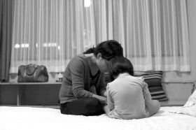 8月19日晚，河北石家莊市，多多的媽媽在酒店里安撫著孩子，3歲的多多一直在吵著要回家，看到陌生人就哭。圖/記者陳正