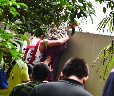 2小時后，該包工頭終于被抱下來了。