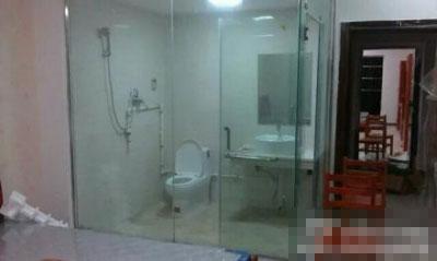 武漢一大學公寓現(xiàn)透明浴室 學生大呼“羞澀” 武漢一大學公寓現(xiàn)透明浴室 學生大呼“羞澀”