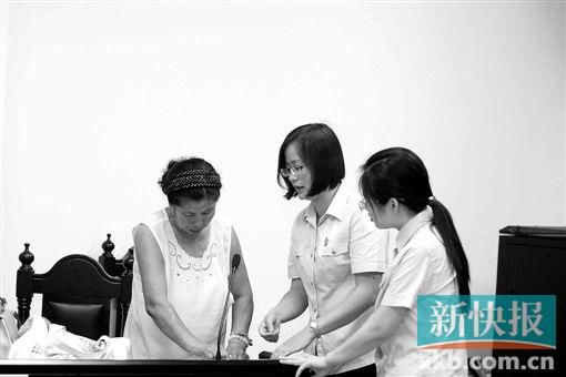 白春榮簽領(lǐng)國家賠償款。通訊員供圖