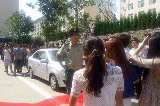 青島黃海學(xué)院，數(shù)千學(xué)生在校內(nèi)游行抗議