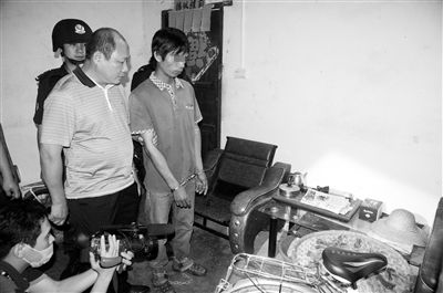 今年8月，我國內(nèi)地發(fā)生多起單身女性乘坐“黑車”后慘遭車主殺害的案件，被網(wǎng)友稱為“黑色8月”。