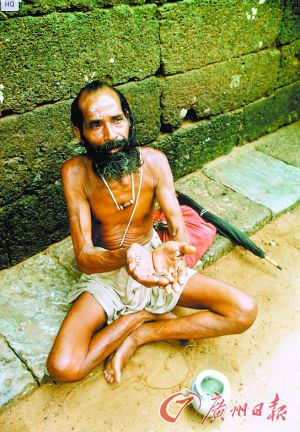 在街旁乞討的乞丐。