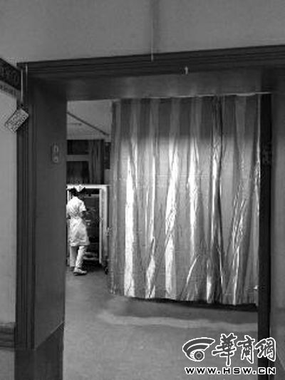 昨晚9時許，急診室簾后，6歲的小女孩靜靜地躺著 記者 卿榮波 攝