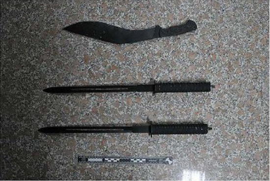 涉案男子使用的兩把長(zhǎng)柄刺刀和一把砍刀