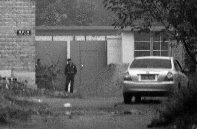 回訪今天上午，小李被困的院子大門(mén)緊閉，有人在門(mén)口望風(fēng)