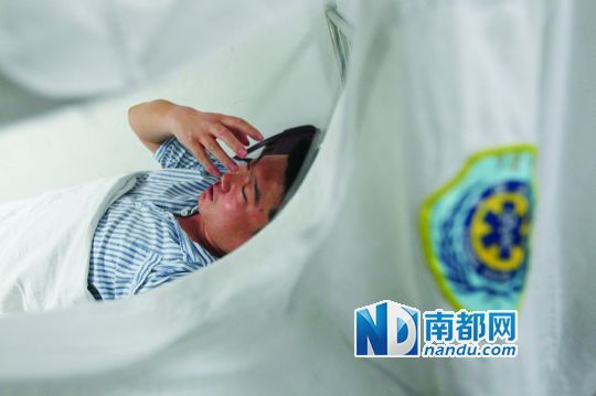 19日，北大深圳醫(yī)院，透過被撕破的工作服，急診科醫(yī)護(hù)人員申洪濤身體多處被醉酒男子抓傷。