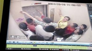 被困人員輪流砸墻進(jìn)行自救。