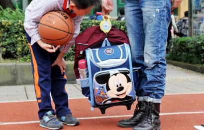 10月28日，記者對(duì)成都市某小學(xué)學(xué)生的書包進(jìn)行稱重，該學(xué)生書包的重量為7.8公斤。