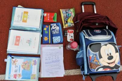 重7.8公斤的書包內(nèi)所裝物品。