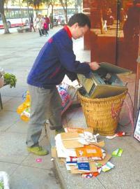 王光偉靠收廢品拾荒為生，每月僅有1000元的微薄收入。