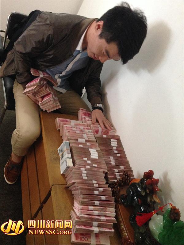 警方在犯罪嫌疑人手機中發(fā)現(xiàn)的照片，犯罪嫌疑人正在數(shù)騙來的贓款（警方提供）。