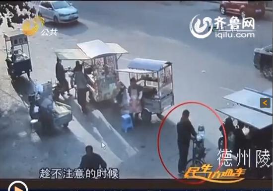 在臨盤(pán)市場(chǎng)被抓之后，薦某竟然拿出了一把匕首