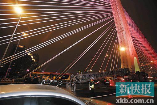 昨日深夜，橋上東側(cè)空出兩條車道用來救援。