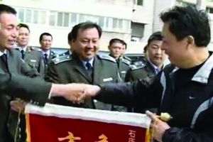 當(dāng)年火災(zāi)中獲救者的家屬給城管中隊送來錦旗 視頻截圖