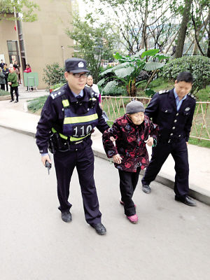 吳俁和李文學(xué)決定先將老太送到轄區(qū)聯(lián)芳派出所核實(shí)身份 吳俁和李文學(xué)決定先將老太送到轄區(qū)聯(lián)芳派出所核實(shí)身份