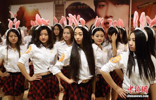 11月11日晚，一百位統(tǒng)一打扮的“兔女郎”現(xiàn)身南京新街口，逛街看電影玩快閃，走到哪里都被圍觀。